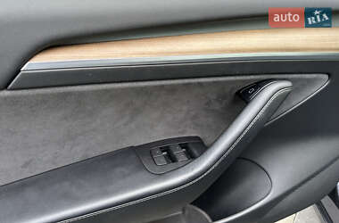 Седан Tesla Model 3 2022 в 