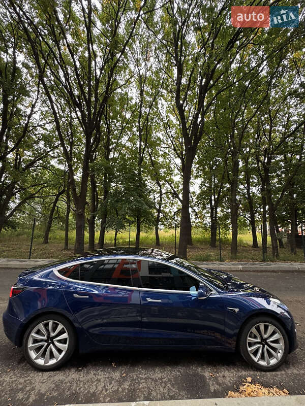Седан Tesla Model 3 2018 в Чернигове