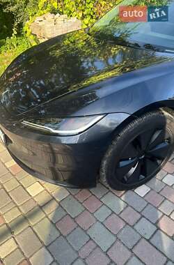 Седан Tesla Model 3 2024 в 
