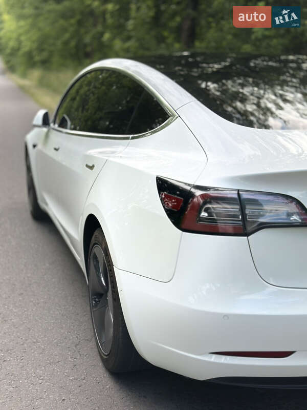 Седан Tesla Model 3 2020 в Львові