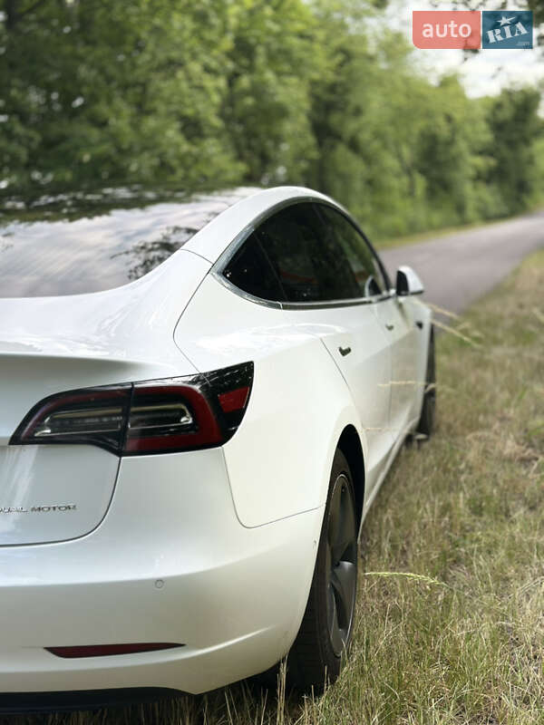 Седан Tesla Model 3 2020 в Львові