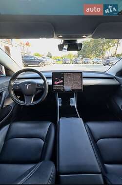 Седан Tesla Model 3 2018 в Ужгороде