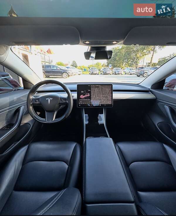 Седан Tesla Model 3 2018 в Ужгороді