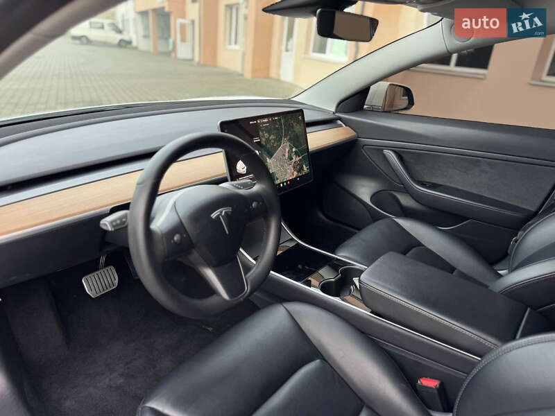 Седан Tesla Model 3 2020 в Луцке