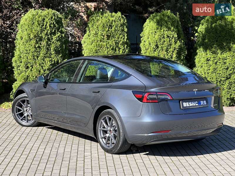 Седан Tesla Model 3 2023 в Львові