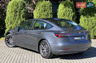 Седан Tesla Model 3 2023 в 