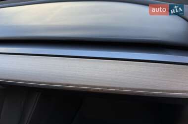 Седан Tesla Model 3 2023 в 
