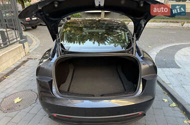Седан Tesla Model 3 2024 в 