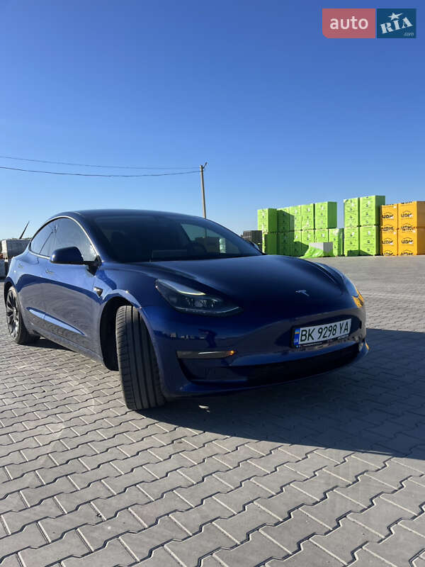 Седан Tesla Model 3 2022 в Ровно