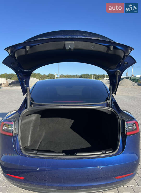 Седан Tesla Model 3 2022 в Ровно