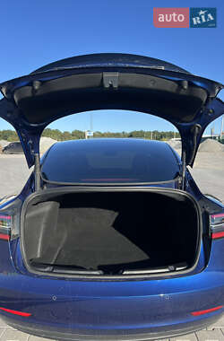 Седан Tesla Model 3 2022 в 