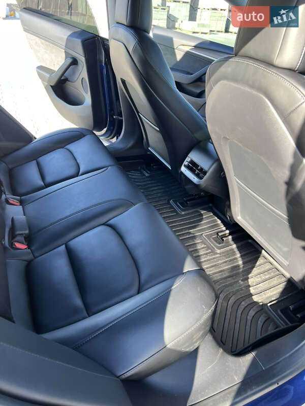 Седан Tesla Model 3 2022 в Ровно