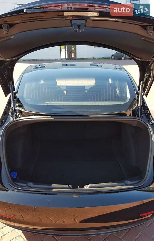 Седан Tesla Model 3 2018 в Рівному