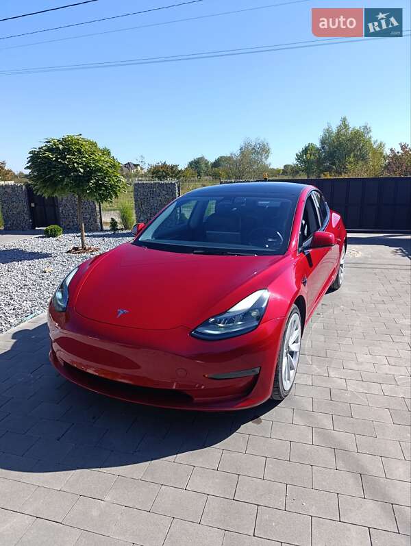Седан Tesla Model 3 2022 в Стрию