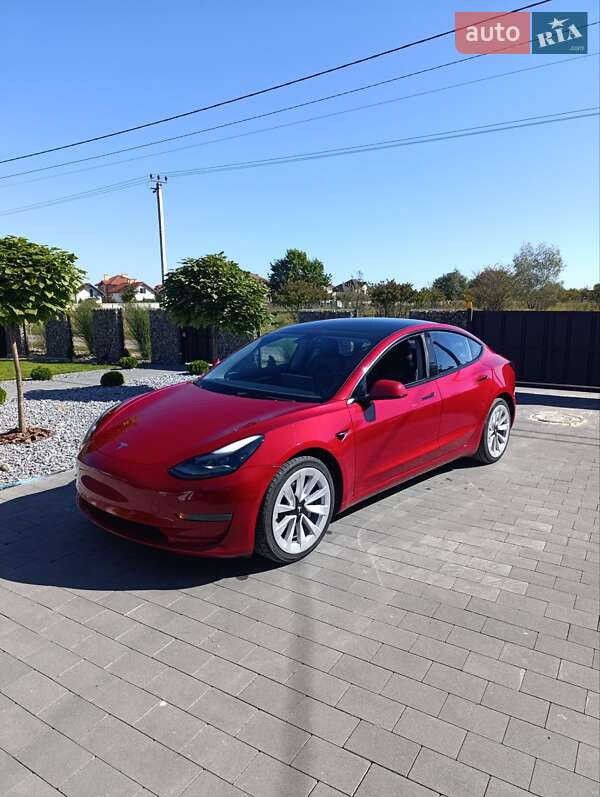 Седан Tesla Model 3 2022 в 