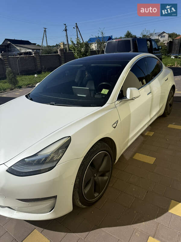 Седан Tesla Model 3 2018 в Івано-Франківську