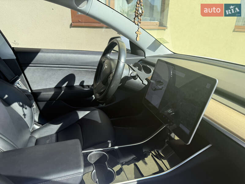 Седан Tesla Model 3 2018 в Івано-Франківську