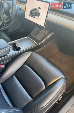 Седан Tesla Model 3 2022 в 