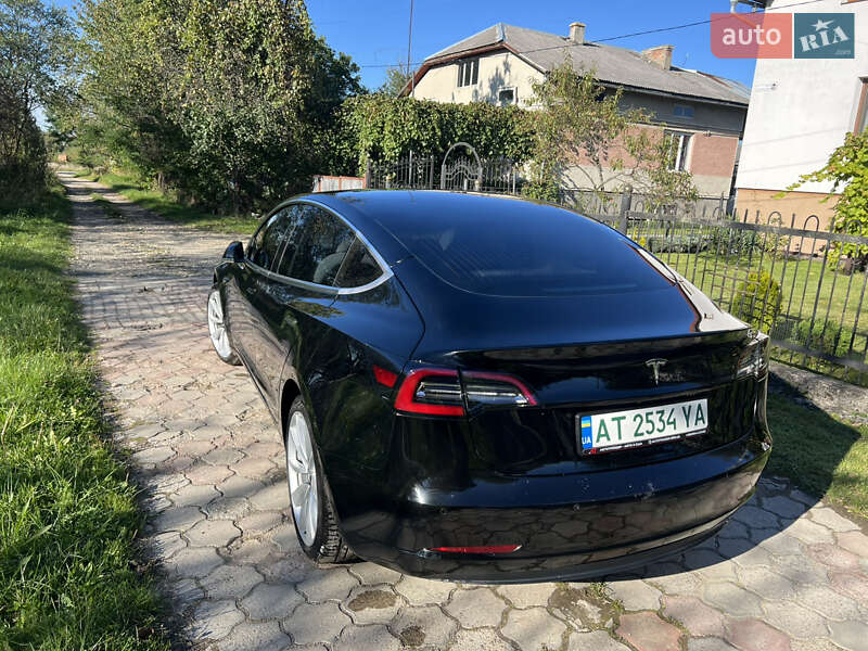 Седан Tesla Model 3 2018 в Долині