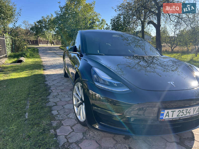 Седан Tesla Model 3 2018 в Долині
