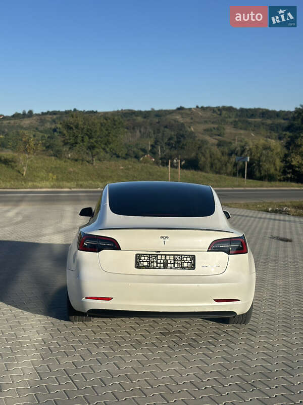 Седан Tesla Model 3 2021 в Черновцах