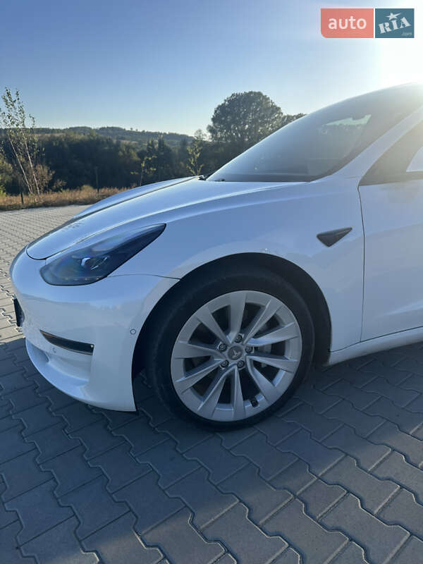 Седан Tesla Model 3 2021 в Черновцах