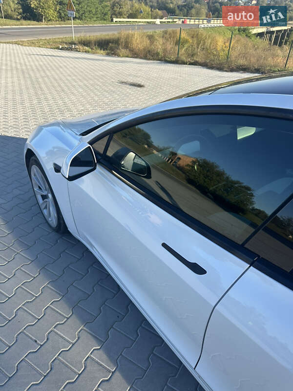 Седан Tesla Model 3 2021 в Черновцах