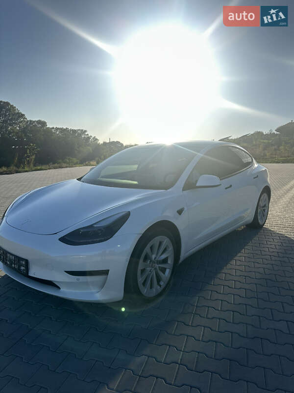 Седан Tesla Model 3 2021 в Черновцах
