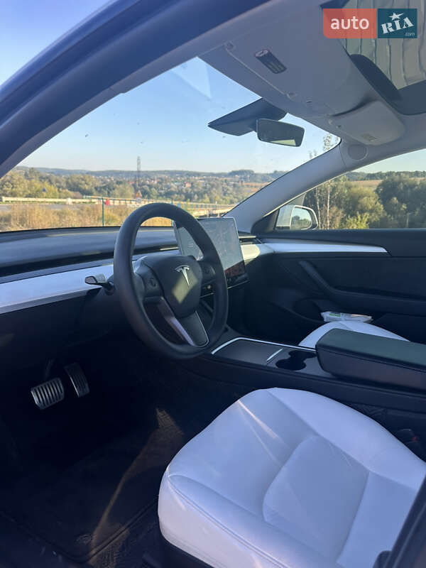 Седан Tesla Model 3 2021 в Черновцах