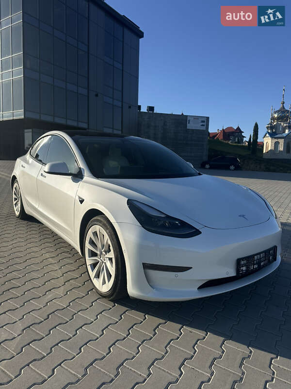 Седан Tesla Model 3 2021 в Черновцах