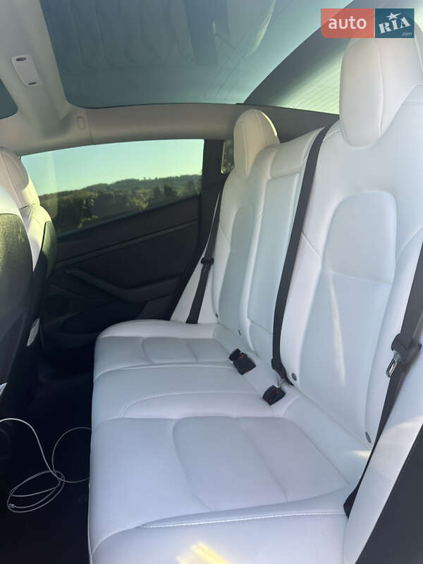 Седан Tesla Model 3 2021 в Черновцах