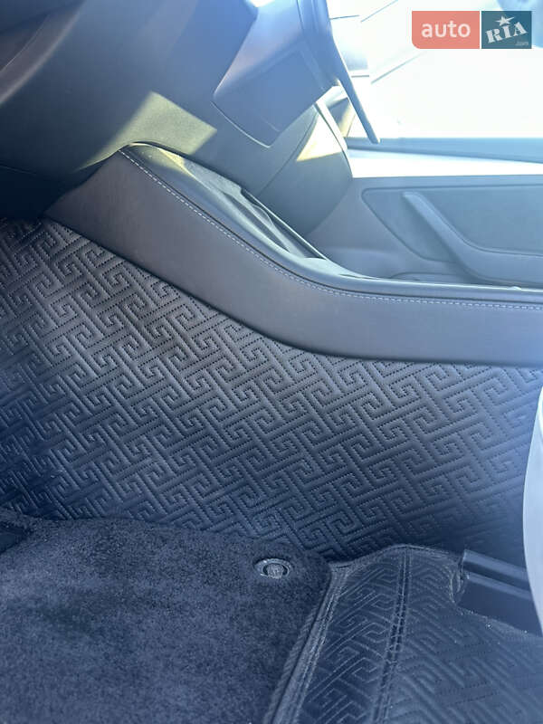Седан Tesla Model 3 2021 в Черновцах