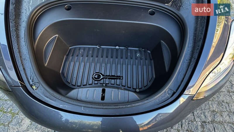 Седан Tesla Model 3 2022 в Чернівцях