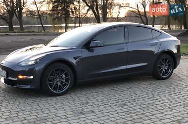 Седан Tesla Model 3 2022 в 