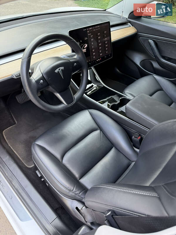 Седан Tesla Model 3 2019 в Львове