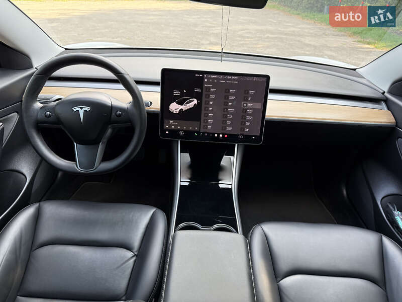 Седан Tesla Model 3 2019 в Львове