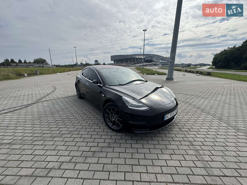 Седан Tesla Model 3 2018 в Львові