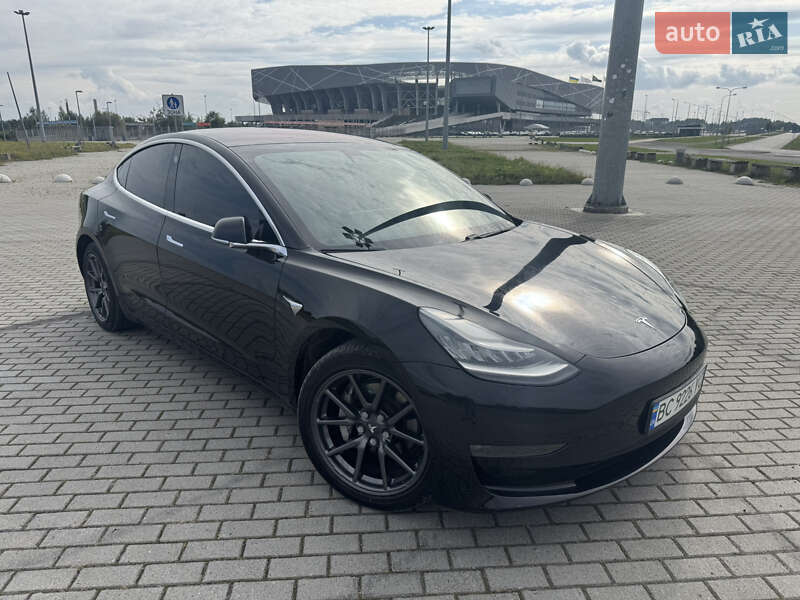 Седан Tesla Model 3 2018 в Львові