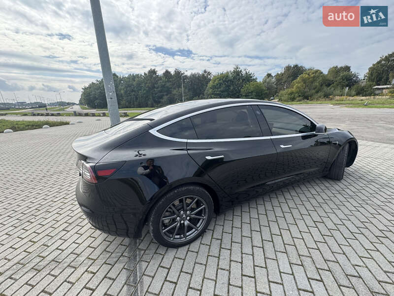 Седан Tesla Model 3 2018 в Львові