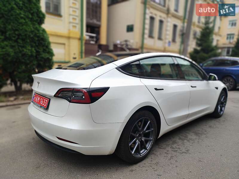 Седан Tesla Model 3 2021 в Киеве