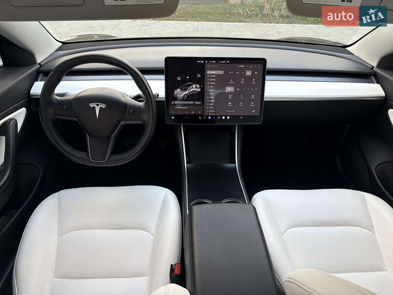 Седан Tesla Model 3 2018 в Львові