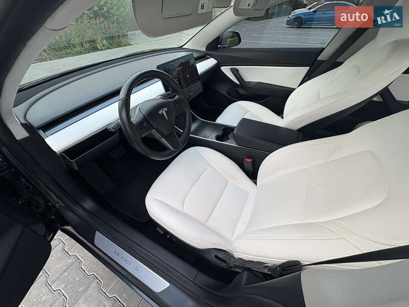 Седан Tesla Model 3 2018 в Львові