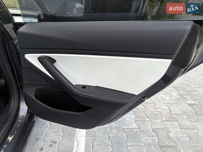 Седан Tesla Model 3 2018 в Львові
