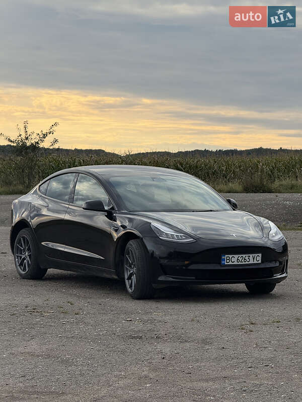 Седан Tesla Model 3 2022 в 