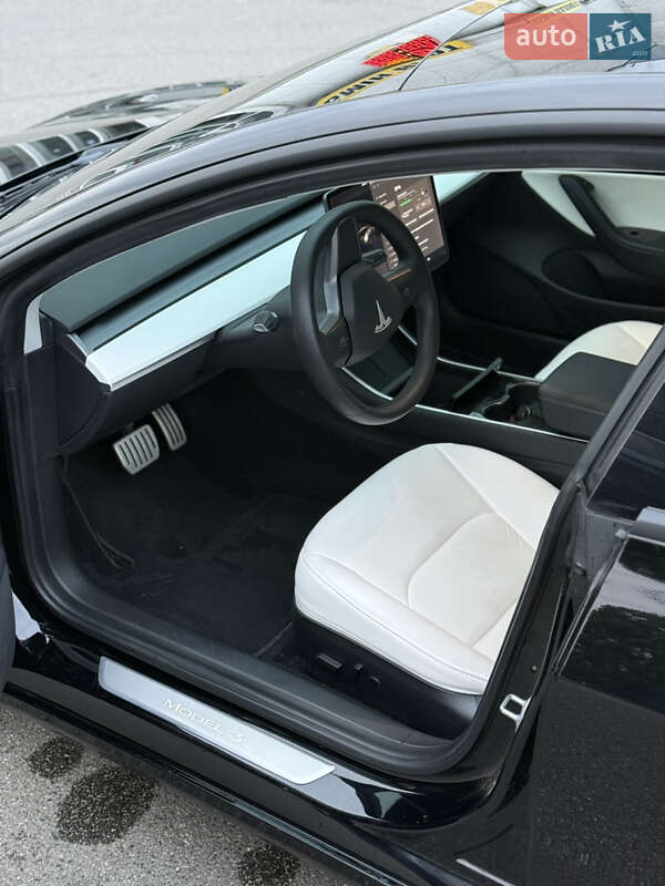 Седан Tesla Model 3 2020 в Києві