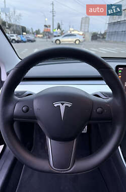 Седан Tesla Model 3 2020 в 