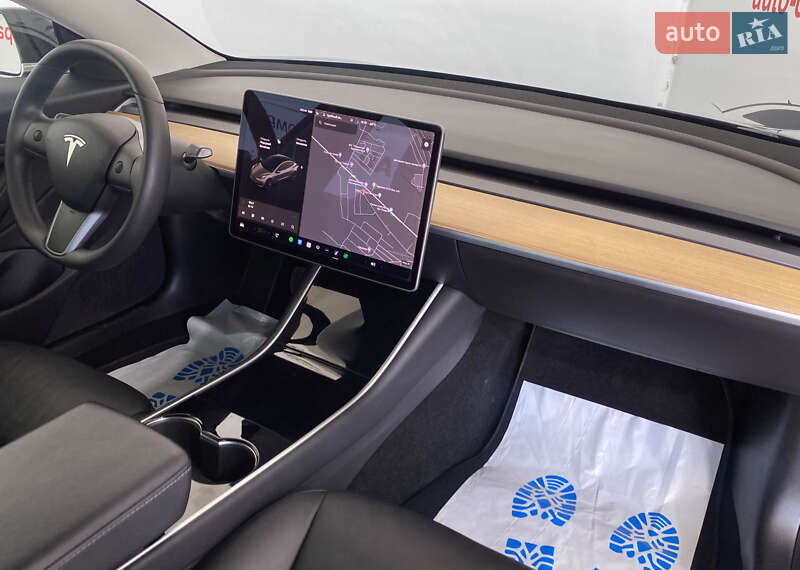 Седан Tesla Model 3 2020 в Львові