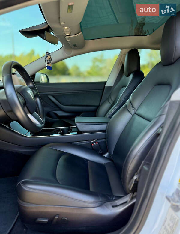 Седан Tesla Model 3 2019 в Днепре
