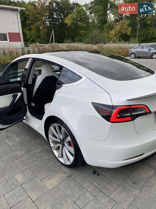 Седан Tesla Model 3 2019 в Луцьку