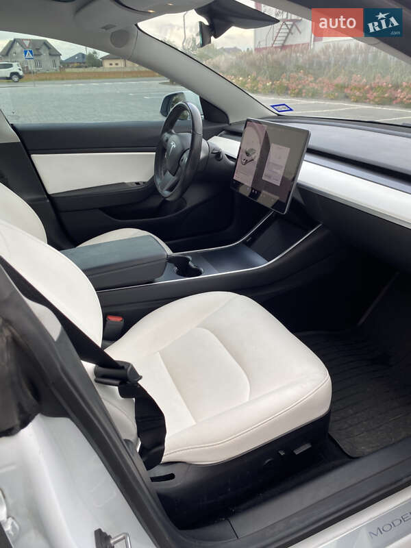 Седан Tesla Model 3 2019 в Луцьку